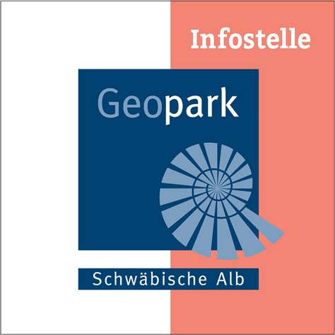 Logo der Infostelle Geopark Schwäbische Alb mit stilisierter Fossilspirale in Blau und Weiß auf rotem Hintergrund