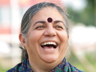 Fröhliches Lächeln von Vandana Shiva während einer Veranstaltung bei ALB-GOLD