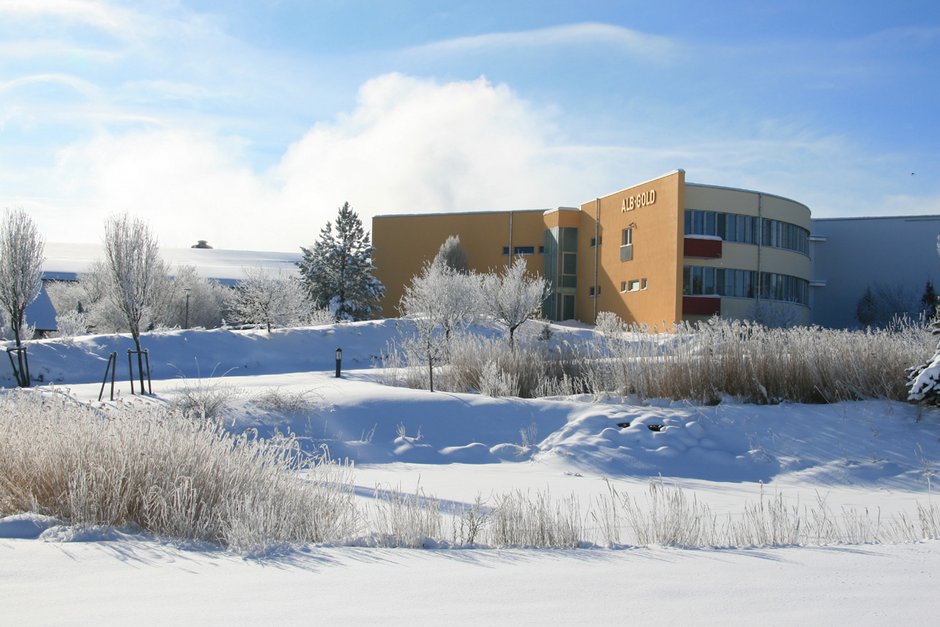 Das ALB-GOLD Gebäude in einer schneebedeckten Landschaft