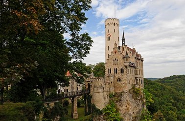 Panoramaansicht von Schloss Lichtenstein mit grüner Umgebung.