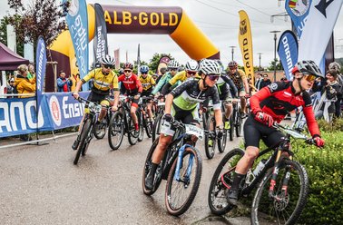 Teilnehmer beim Mountainbike-Rennen am Start