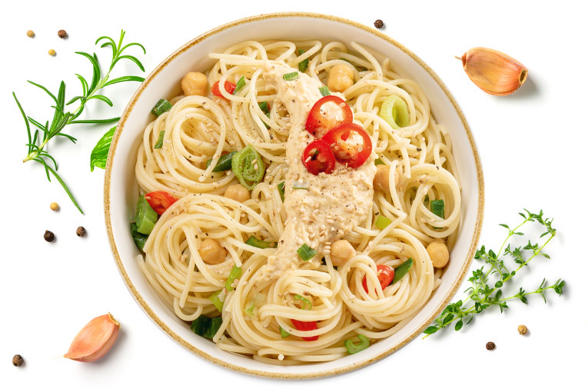 Schale mit Spaghetti, Kichererbsen, Chili, Kräutern und Knoblauchzehen, garniert mit Sesam und Rosmarin
