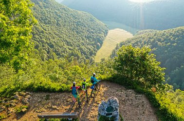Eine Gruppe von Wanderern, die einen malerischen Blick auf das Tal genießen.