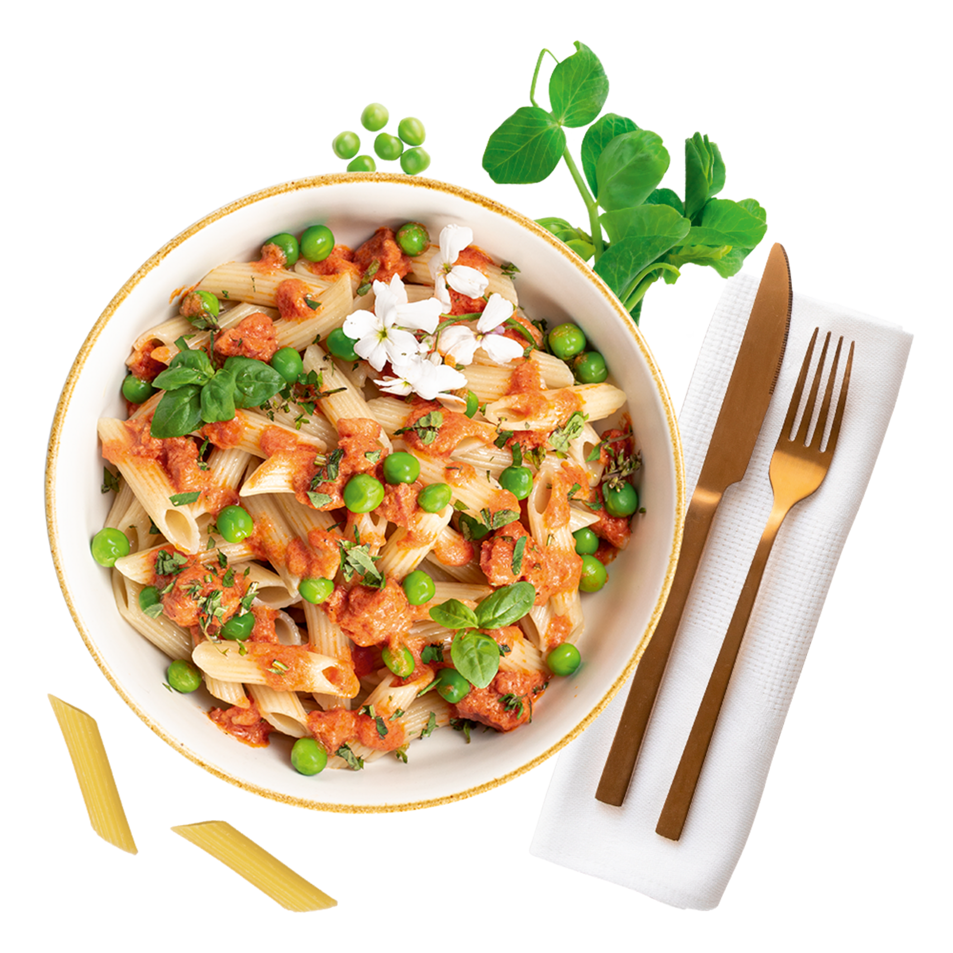 Eine Schüssel mit Penne, Tomatensauce, Erbsen, Kräutern und goldenem Besteck auf einer hellen Serviette.