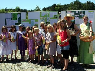 Kinder und Erwachsene am Tag der Artenvielfalt mit Informationsständen.