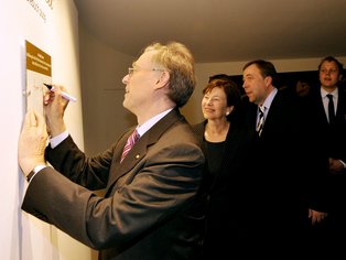 Bundespräsident Horst Köhler signiert eine Tafel