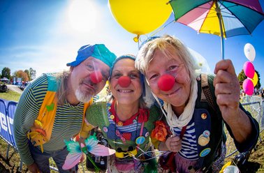 Drei bunt angezogene Trophy Clowns
