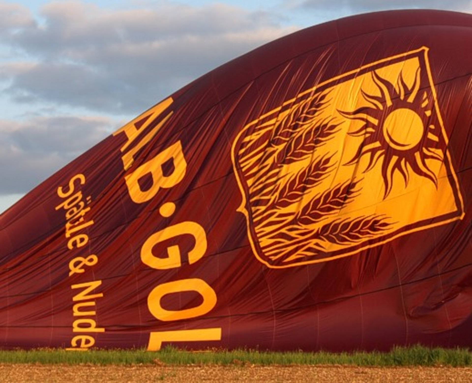 Eine sich gerade aufrichtende Ballon Hülle mit der Aufschrift "ALB-GOLD Spätzle & Nudeln"