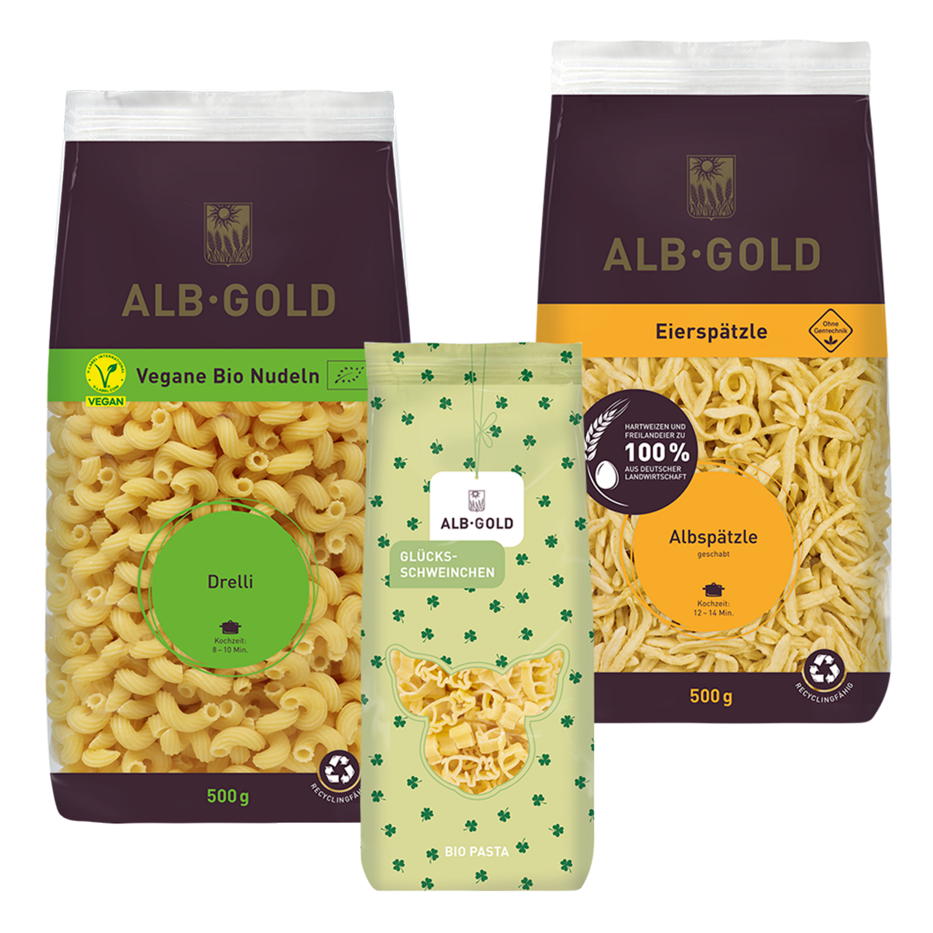 Drei Nudelpackungen der Marke ALB-GOLD mit den Sorten Vegane Nudeln, Eiernudeln und Motivnudeln.