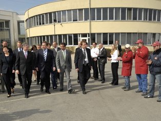 Besuch von Bundespräsident Horst Köhler mit einer Gruppe von Menschen.