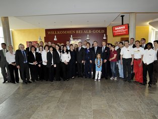 Horst Köhler zusammen mit einer Gruppe von Mitarbeitern